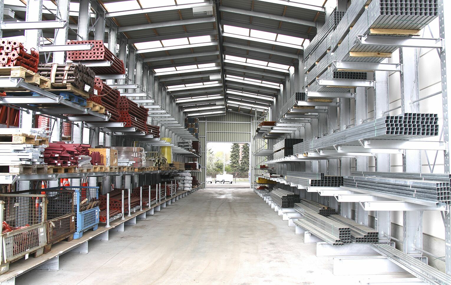 [Translate "Niederlande"] Rack-clad warehouse Cantilever racking