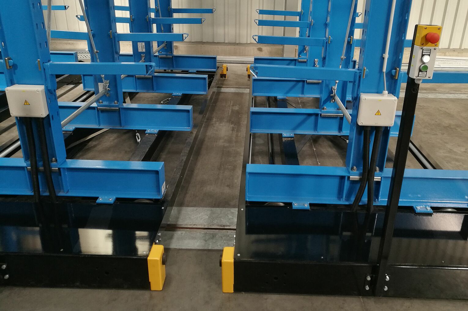 [Translate "Niederlande"] Mobile cantilever racking