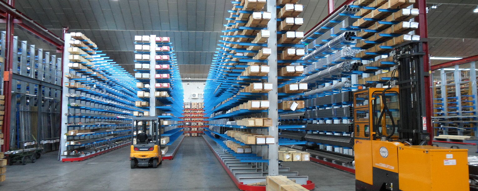 [Translate "Niederlande"] Cantilever racking for narrow aisle