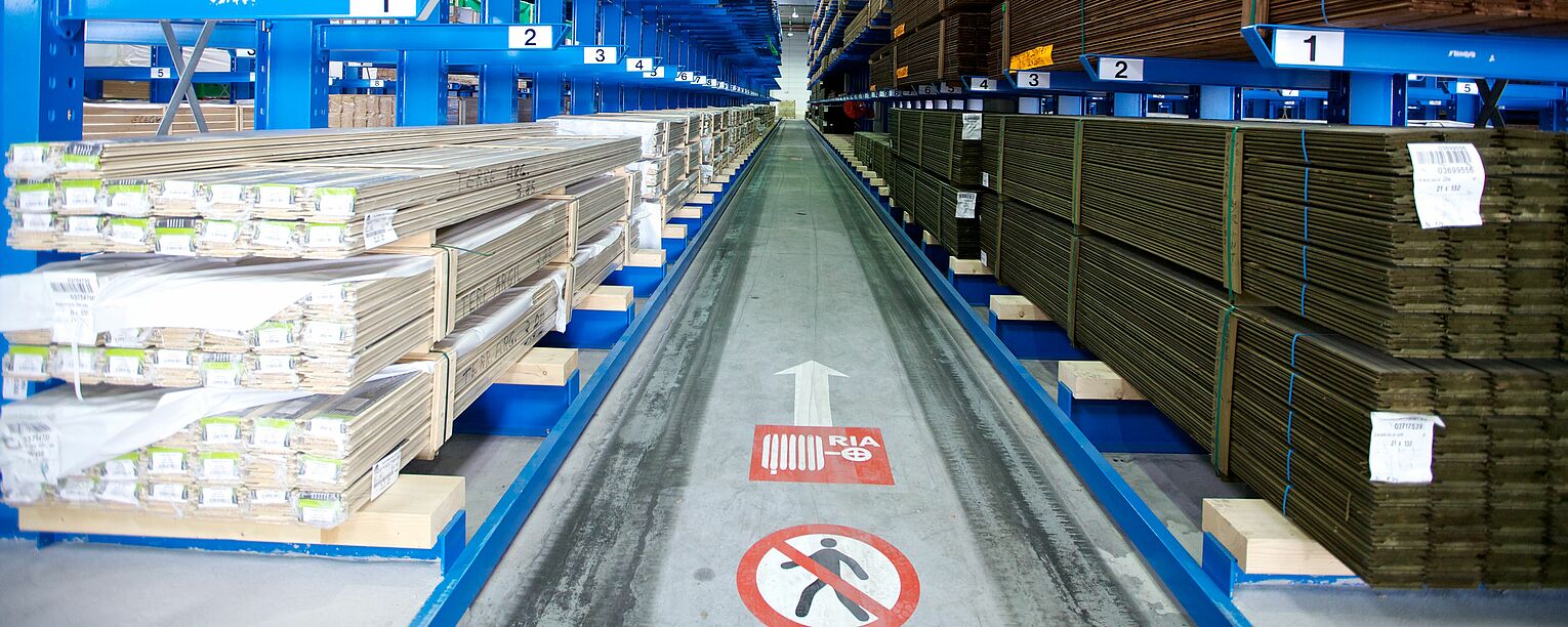 [Translate "Niederlande"] Cantilever racking for narrow aisle