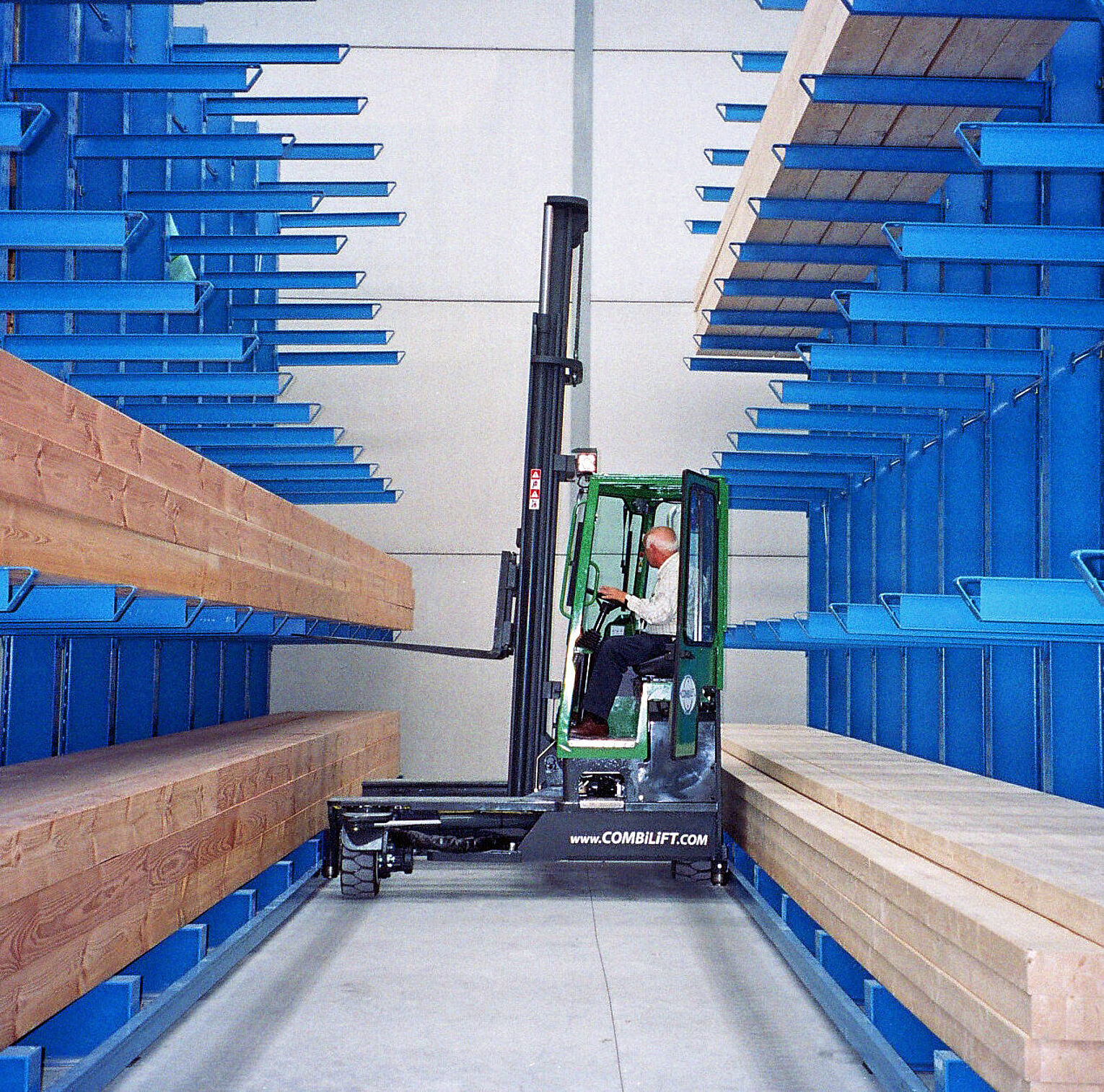 [Translate "Niederlande"] Cantilever racking for narrow aisle