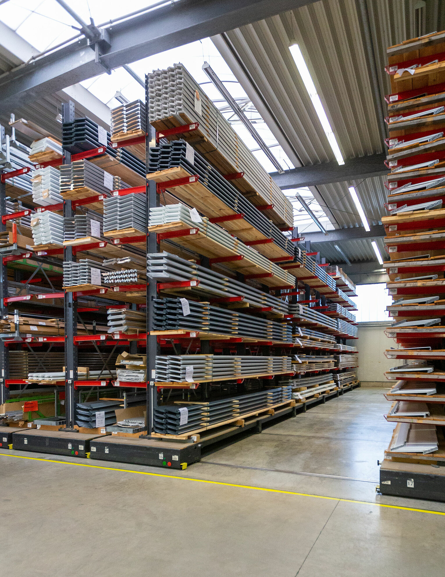 [Translate "Niederlande"] Mobile cantilever racking