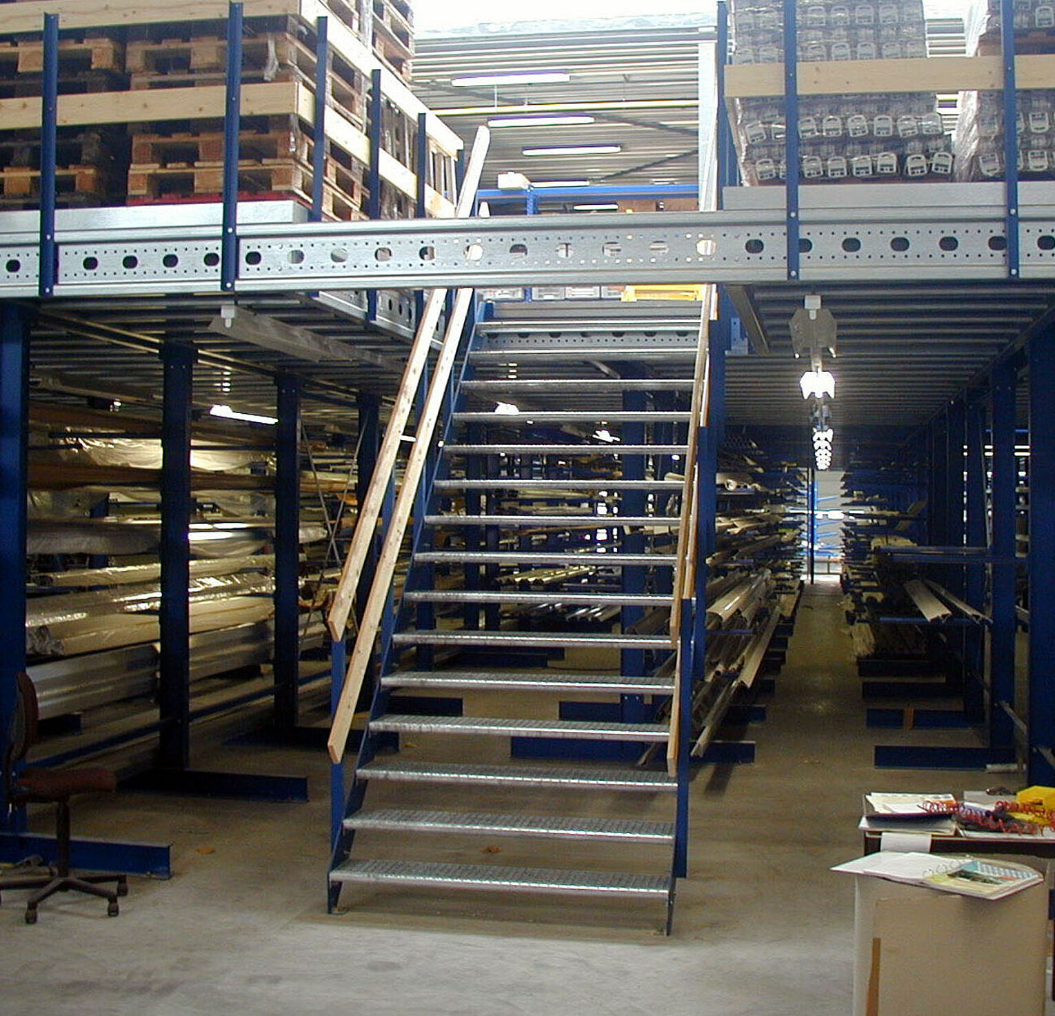 [Translate "Niederlande"] Cantilever racking Multi-tier storage