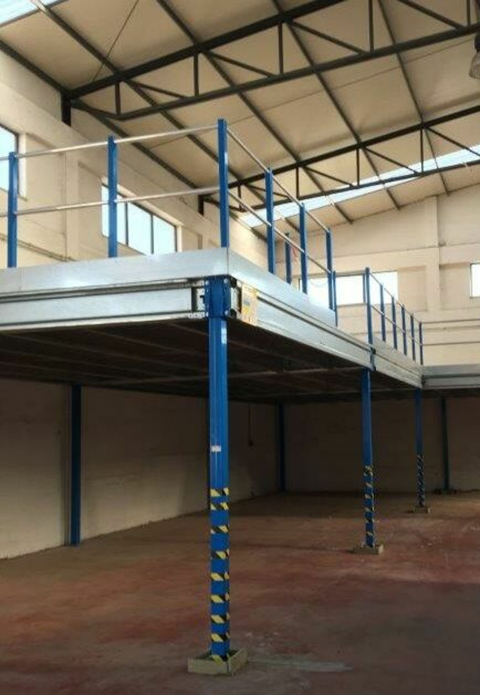 [Translate "Niederlande"] Cantilever racking Multi-tier storage