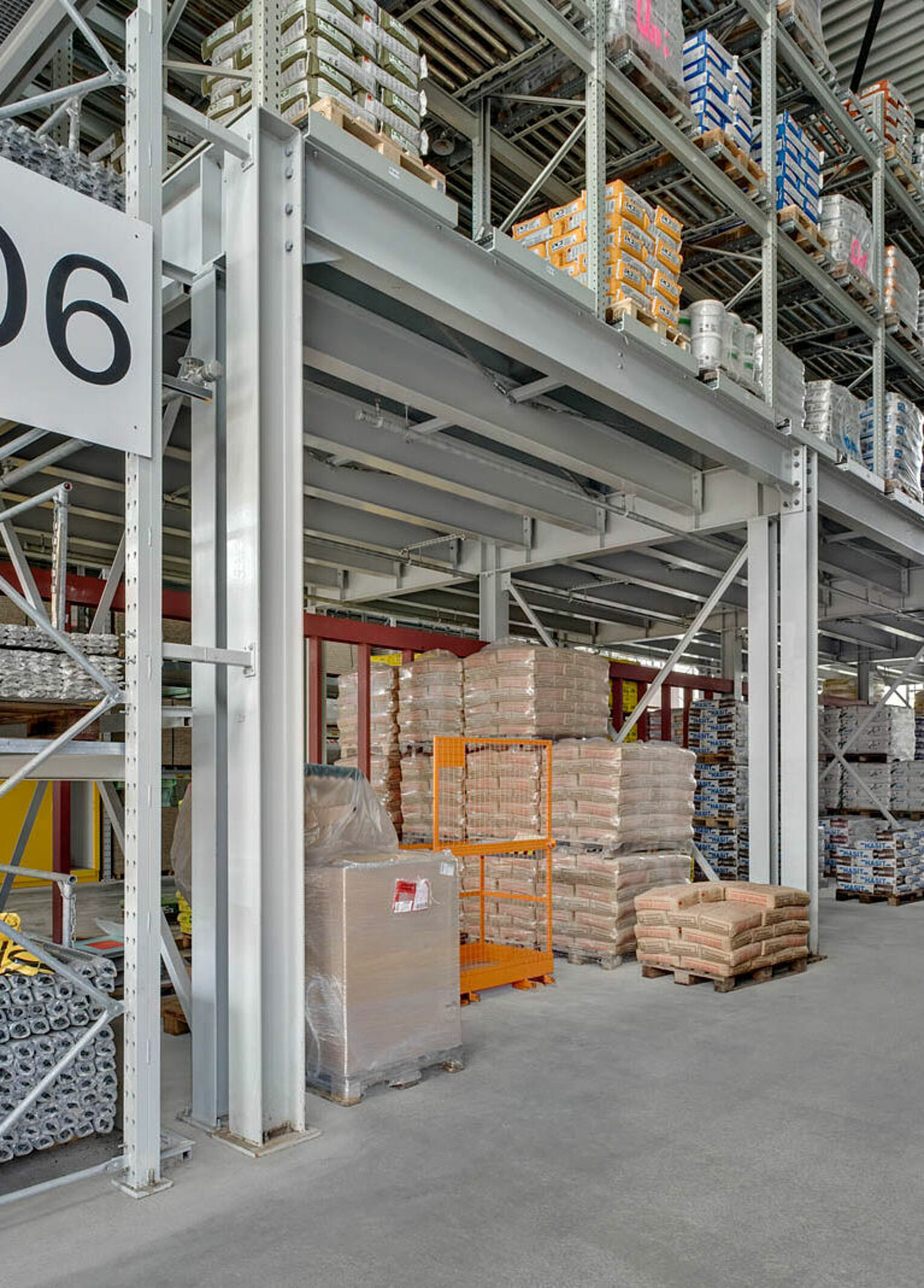 [Translate "Niederlande"] Cantilever racking Multi-tier storage