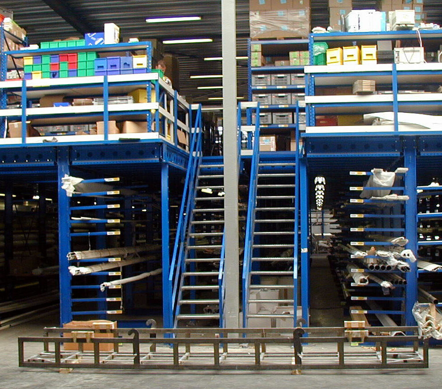 [Translate "Niederlande"] Cantilever racking Multi-tier storage