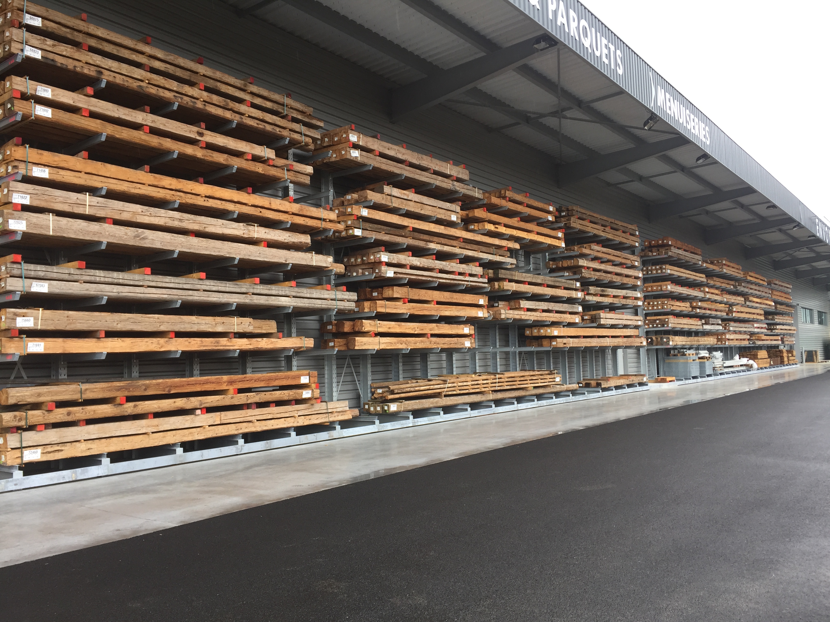 [Translate "Niederlande"] Cantilever racking timber trade